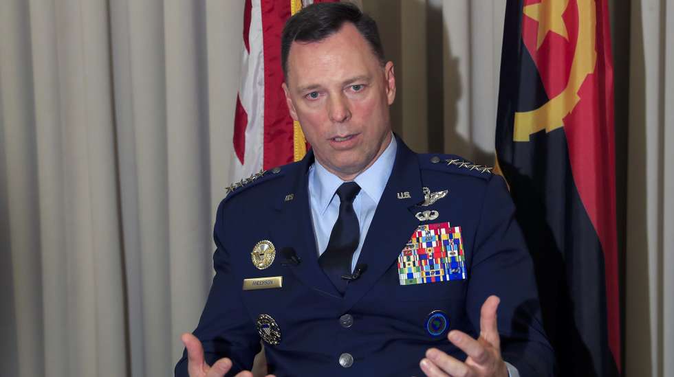 O comandante do AFRICOM, Dagvin Anderson, rejeitou hoje a presença de tropas americanas para assegurar a paz na República Democrática do Congo e defendeu que o plano para a região assenta no investimento como motor de estabilidade, em Luanda, Angola, 29 de junho de 2026. Dagvin Anderson, general que lidera a estrutura do Departamento de Defesa norte-americano responsável pelas relações militares com os países africanos, falava à Lusa à margem da Conferência de Chefes de Defesa do AFRICOM (Comando dos Estados Unidos para África), que reúne hoje e quarta-feira representantes de 35 países, em Luanda. (ACOMPANHA TEXTO DE 30 DE JUNHO DE 2026). AMPE ROGÉRIO/LUSA