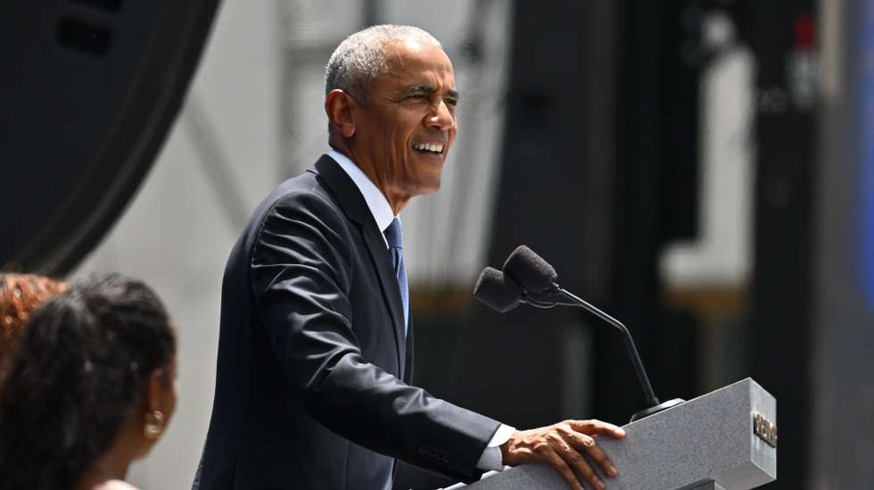 epa13047961 Former U.S. President Barack Obama speaks at the opening ceremony of the Obama Presidential Center in Chicago, Illinois, USA, 18 June 2026. The 19-acre campus includes a museum, a branch of the Chicago Public Library, an athletic center, a cafe, a restaurant, a sledding hill and public park space.  EPA/VICTOR HILITSKI