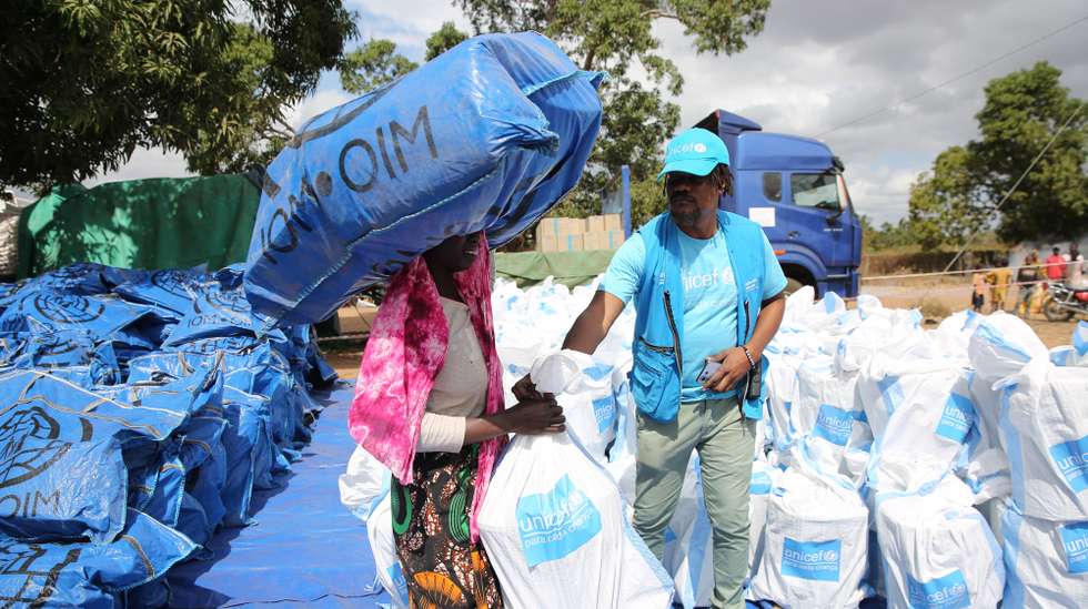 Deslocados recebem ajuda das agências humanitárias, a primeira do grupo em dias, após fugir dos ataques terroristas em aldeias do distrito de Chiúre, em Cabo Delgado, Moçambique, 29 de julho de 2025. LUÍSA NHANTUMBO/LUSA