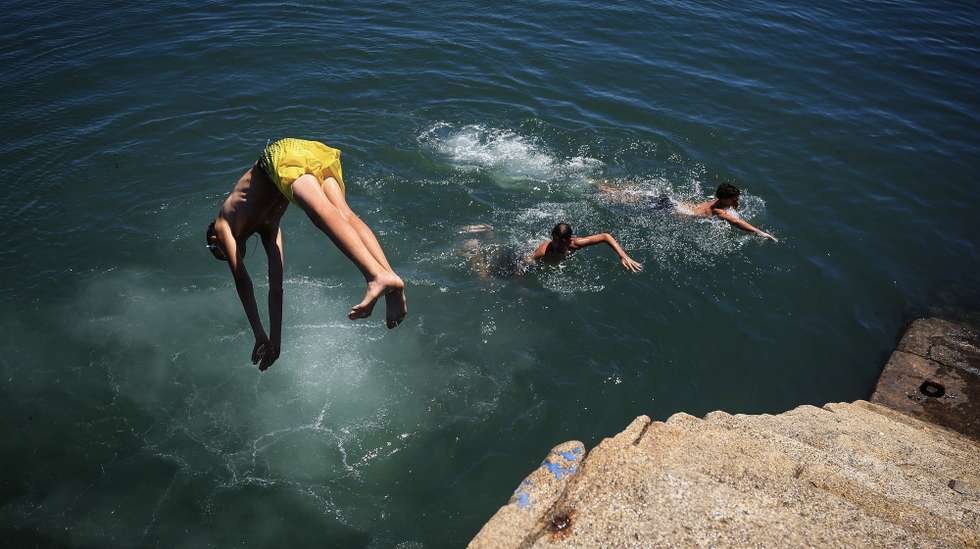 Rapazes mergulham no rio Douro no Porto, 1 de julho de 2026.O tempo quente que afeta Portugal dará origem a uma onda de calor que se prolongará por oito a 10 dias e atingirá praticamente todo o país, estimou hoje o Instituto Português do Mar e da Atmosfera (IPMA).  JOSÉ COELHO/LUSA