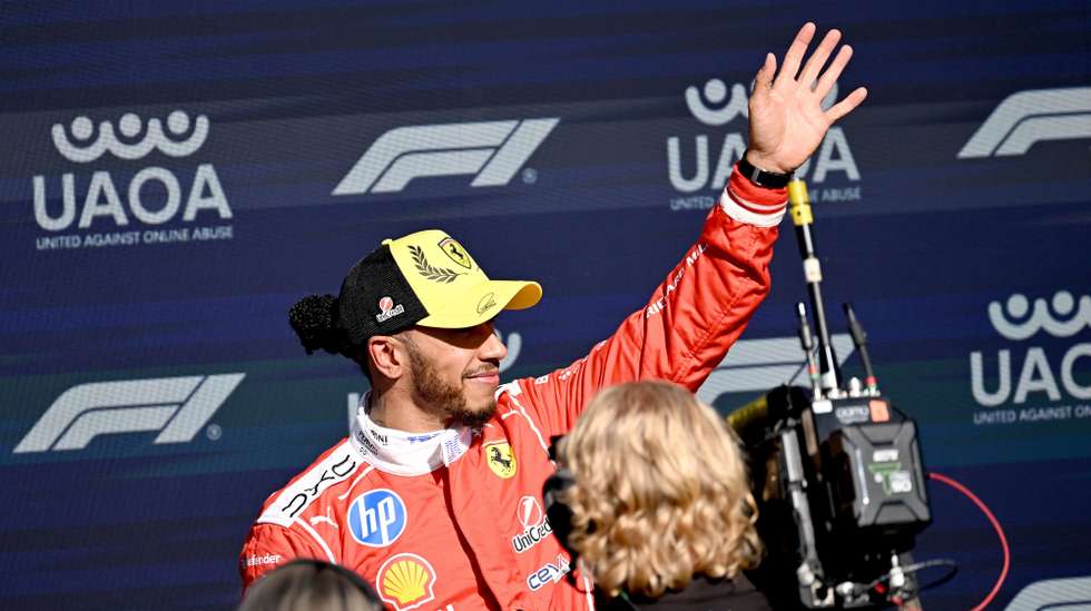 epa13083633 Scuderia Ferrari driver Lewis Hamilton of Britain waves after winning the Sprint Qualifying ahead of the Formula One British Grand Prix at the Silverstone Circuit racetrack in Silverstone, Britain, 03 July 2026. The 2026 Formula 1 British Grand Prix is held on 05 July.  EPA/PETER POWELL / POOL