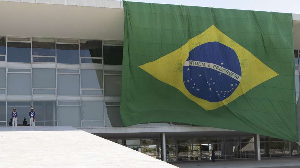 epa10245394 A giant Brazilian national flag placed on the arches of the Palacio do Planalto, in Brasilia, Brazil, 15 October 2022. The Brazilian President Jair Bolsonaro, who aspires to re-election, generated an intense controversy this Friday by extending a gigantic Brazilian flag at the headquarters of the Presidency because it is not only the national symbol but also one of the emblems of his electoral campaign. The far-right leader not only determined that officials of the Presidency itself extend the flag but, in an apparent provocation to his opponents and the electoral justice system, he challenged someone to order the removal of the national symbol from public buildings.  EPA/Joedson Alves