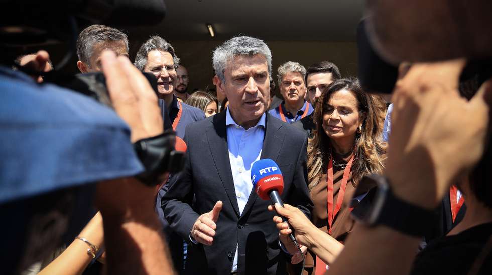 O secretário-geral do Partido Socialista (PS), José Luís Carneiro (C) fala aos jornalistas à chegada ao Congresso Federativo do Porto, no Pavilhão do Centro Comunitário de Caxinas, Vila do Conde 4 de Julho de 2026. MANUEL FERNANDO ARAÚJO/ LUSA