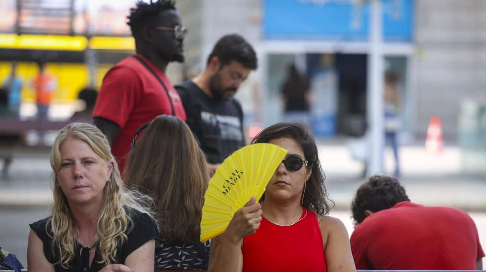 A woman waves a fan to cool herself in Lisbon, Portugal, 03 July 2026. The national weather agency (IPMA) has issued high-level red alerts due to a spell of extreme heat that is expected to last for at least a week. ANTÓNIO PEDRO SANTOS/LUSA
