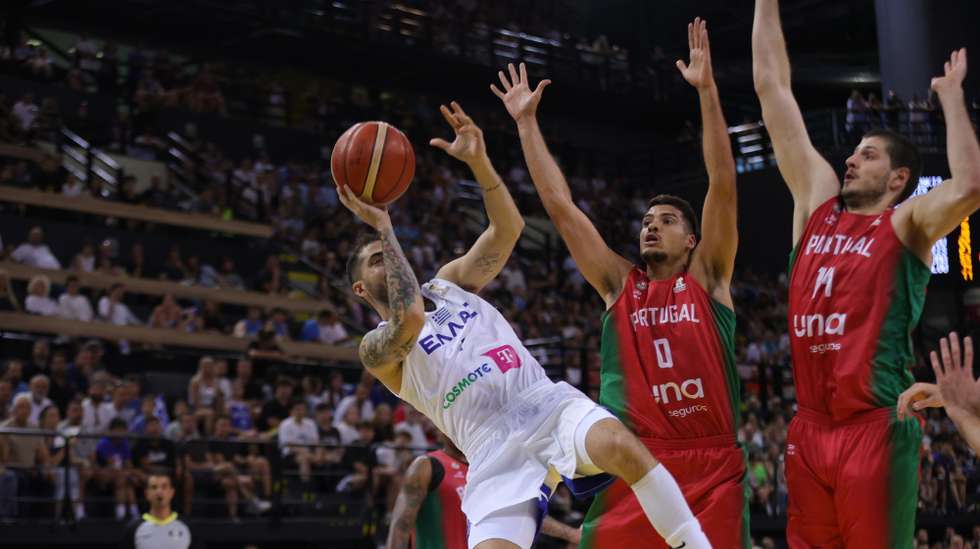 epa13089422 Vasileios Toliopoulos (L) of Greece and Diogo Brito (C) of Portugal in action during the FIBA Basketball World Cup 2027 European Qualifiers match between Greece and Portugal, in Athens, Greece, 05 July 2026.  EPA/PETE ANDREOU