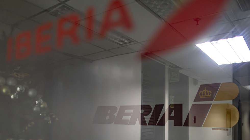 epa12545022 An Iberia airline logo outside one of its offices in the Cristal Park Tower in Caracas, Venezuela, 23 November 2025. The cancellation of flights to Venezuela by several airlines follows an advisory by the US Federal Aviation Administration (FAA) urging extreme caution when flying over the country and the southern Caribbean Sea amid a US military build-up in the region.  EPA/MIGUEL GUTIERREZ