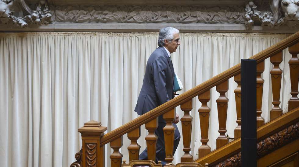 O presidente da Assembleia da República, José Pedro Aguiar Branco, à chegada para sessão plenária, com a fixação da ordem do dia requerida pelo grupo parlamentar do Partido Socialista (PS), sobre o regime de proteção do património imobiliário público com aptidão habitacional, na Assembleia da República, em Lisboa, 02 de julho de 2026. ANTÓNIO PEDRO SANTOS/LUSA
