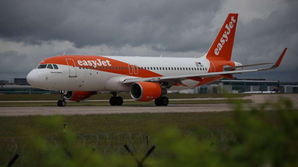epa13011872 An EasyJet flight taxis on the runway at Manchester Airport in Manchester, Britain, 02 June 2026. Jet fuel prices have risen sharply on international markets since the beginning of the conflict in the Middle East, with EasyJet reporting that its kerosene bill rose by 25 million pounds (28.9 million euros) in March.  EPA/ADAM VAUGHAN