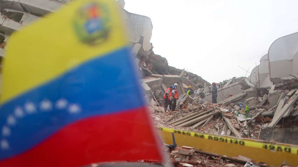 epa13103868 Volunteers take part in search and rescue efforts for nine-year-old Fabio, who is believed to be trapped beneath the rubble of Residencias Tahiti in Caraballeda, Venezuela, 10 July 2026. Search operations continue after magnitude 7.2 and 7.5 earthquakes struck northern Venezuela on 24 June.  EPA/MIGUEL GUTIERREZ