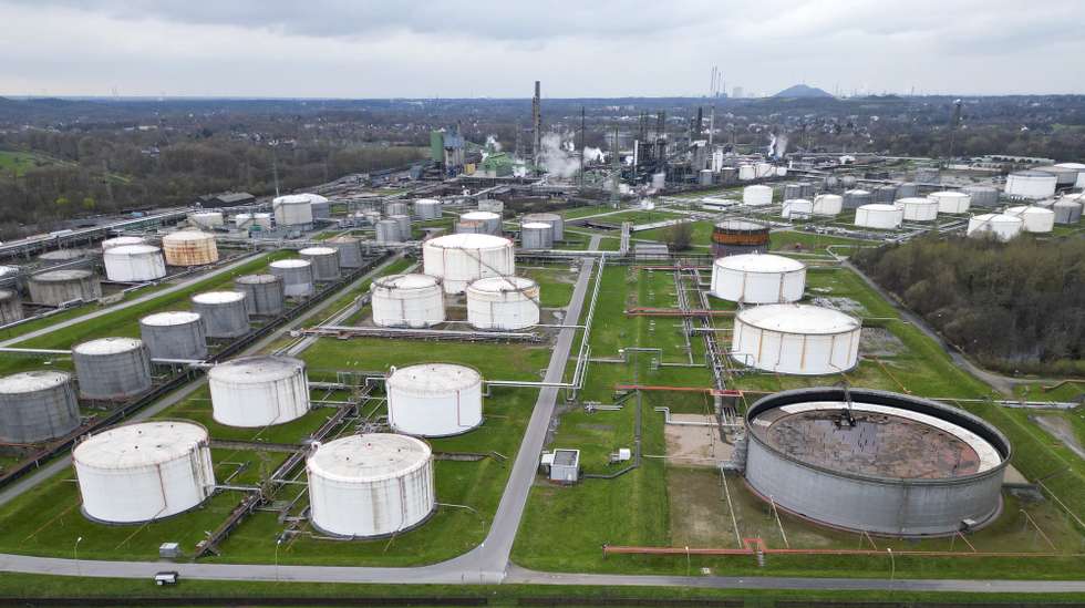 epa12827725 An aerial photo shows big oil tanks in front of the BP refinery in Gelsenkirchen, Germany, 17 March 2026. Due to the escalating conflict in the Middle East, the international oil benchmark Brent Crude surged past 100 US dollars per barrel.  EPA/CHRISTOPHER NEUNDORF