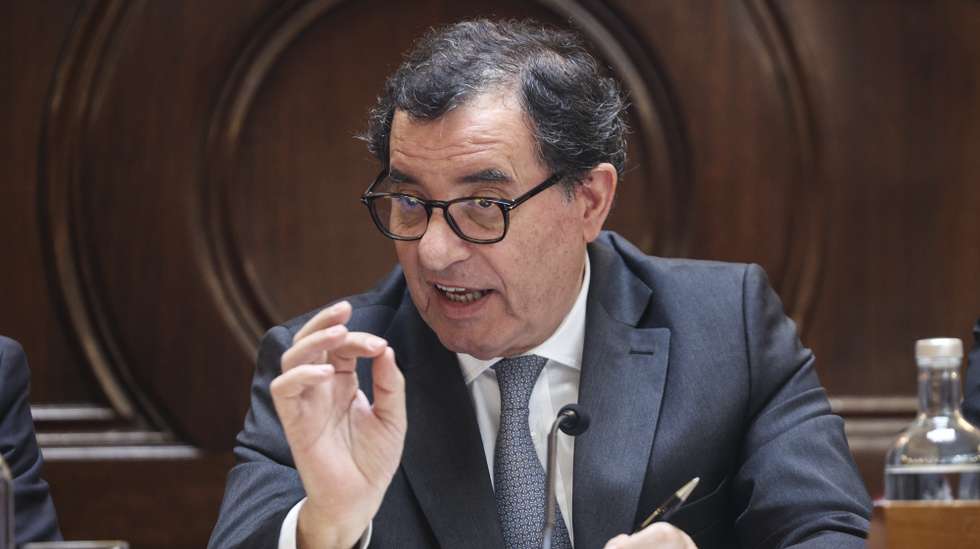 O ministro da Economia e da Coesão Territorial, Manuel Castro Almeida, intervém durante a sua audição perante a Comissão de Economia e Coesão Territorial, na Assembleia da República, em Lisboa, 15 de julho de 2026. MIGUEL A. LOPES/LUSA