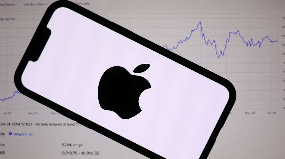 epa13026229 The Apple logo is displayed on a mobile phone over a stock market graph displayed on a laptop screen in Liverpool, Britain, 09 June 2026. Leading AI (artificial intelligence) and technology companies Anthropic, OpenAI, and SpaceX are preparing to go public this year at an estimated combined valuation of around four trillion dollars (approximately 3.44 trillion euros).  EPA/ADAM VAUGHAN
