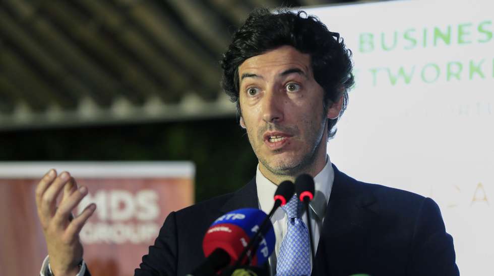 O secretário de Estado da Economia, João Rui Ferreira, discursa no 9.º Business Networking Angola – Portugal promovido pela Câmara de Comércio e Indústria Portugal Angola (CCIPA), em Luanda, Angola, 20 de julho de 2026. AMPE ROGÉRIO/ LUSA