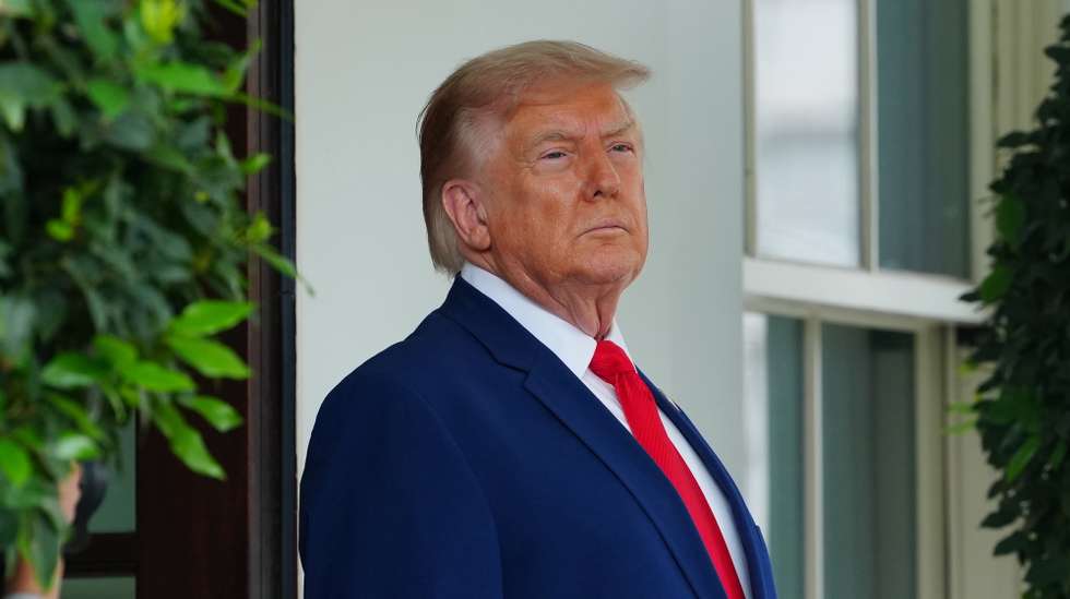 epa13124966 US President Donald Trump waits to welcome Lebanese President Joseph Aoun for an Oval Office meeting at the White House in Washington, DC, USA, 21 July 2026.  EPA/AARON SCHWARTZ / POOL