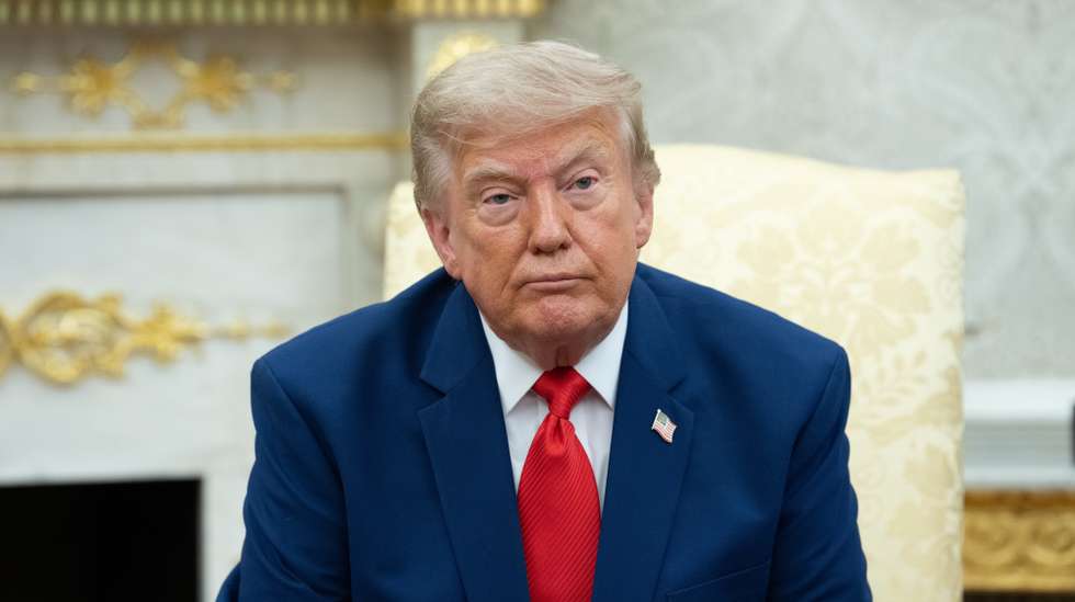 epa13125123 US President Donald J Trump during his meeting with Lebanese President Joseph Aoun in the Oval Office of the White House in Washington, DC, USA, 21 July 2026.  EPA/AARON SCHWARTZ / POOL