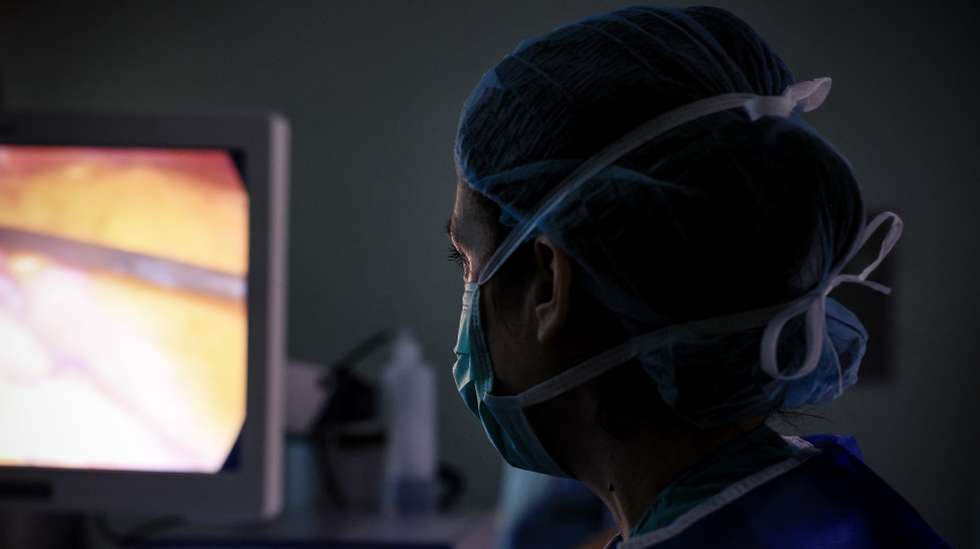 Cirurgia bariátrica em regime de ambulatório, com recurso a uma técnica única no mundo -  ‘koala sleeve’ - que  foi apresentada em maio de 2024 no Congresso Europeu de Cirurgia de Obesidade em Viena, na Áustria, Hospital Pedro Hispano, em Matosinhos, 3 de março de 2025. O ‘sleeve’ – gastrectomia vertical ou cirurgia de redução do estômago – consiste na remoção de cerca de 70% do estômago fazendo com que este em vez de se parecer com um saco que armazena comia, fique como uma banana, um tubo estreito.Na prática, a ‘koala sleeve’ consiste na adaptação do ‘sleeve’ tradicional, acrescentando-lhe a colocação de uma espécie de válvula que tenta impedir o refluxo dos alimentos do estômago para o esófago. ( ACOMPANHA TEXTO) JOSÉ COELHO/LUSA