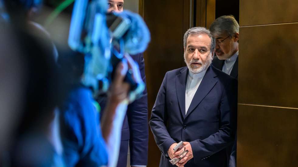 epa13053798 Iranian Foreign Minister Abbas Araghchi arrives for a bilateral meeting with his Swiss counterpart at the Burgenstock luxury hotel complex overlooking Lake Lucerne, Switzerland, 21 June 2026. Delegations from the United States and Iran meet at the resort to discuss further details and technical issues after the signing of a framework agreement on peace in France.  EPA/FABRICE COFFRINI / POOL