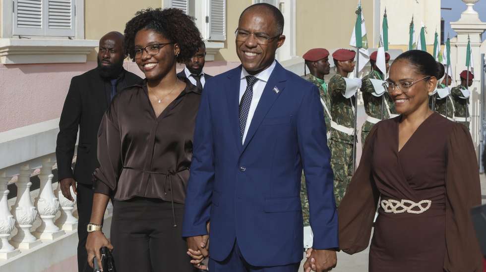 O novo primeiro-ministro cabo-verdiano, Francisco Carvalho, acompanhado pela sua mulher Odeth Carvalho e pela sua filha (E), à chegada para a cerimónia de posse do XI Governo de Cabo verde, na Cidade da Praia, Cabo Verde, 19 de junho de 2026. O Partido Africano da Independência de Cabo Verde (PAICV) venceu as eleições legislativas de 17 de maio com maioria absoluta, elegendo 37 dos 72 deputados. ELTON MONTEIRO/LUSA