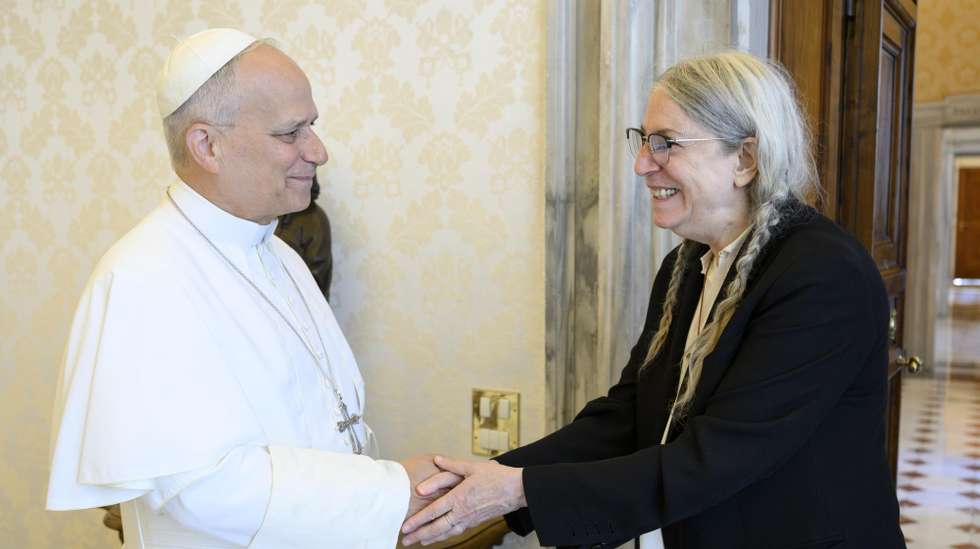 epa13143910 A handout picture provided by the Vatican Media shows Pope Leo XIV (L) receiving in audience US singer-songwriter Patti Smith at the Apostolic Palace in Vatican City, 31 July 2026.  EPA/VATICAN MEDIA HANDOUT HANDOUT EDITORIAL USE ONLY/NO SALES