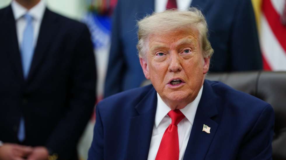 epa13140511 US President Donald J. Trump makes an announcement in the Oval Office of the White House in Washington, DC, USA, 29 July 2026. US President Trump announced a 22 billion US dollar modernization project to overhaul Washington Dulles International Airport.  EPA/AARON SCHWARTZ / POOL
