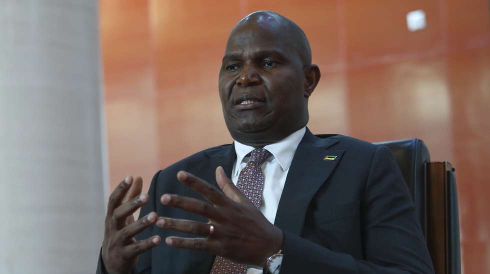 O Presidente de Moçambique, Daniel Chapo, em entrevista à agência Lusa, em Maputo, Moçambique, 10 de julho de 2026. Daniel Chapo, que partiu hoje para Lisboa para uma visita oficial, desafiou os empresários portugueses a investirem em Moçambique já, quando avançam megaprojetos de 50 mil milhões de dólares (43,8 mil milhões de euros) no gás, avisando que esperar por amanhã será tarde. (ACOMPANHA TEXTO DA LUSA DE 14 DE JULHO DE 2026). LUÍSA NHANTUMBO/LUSA