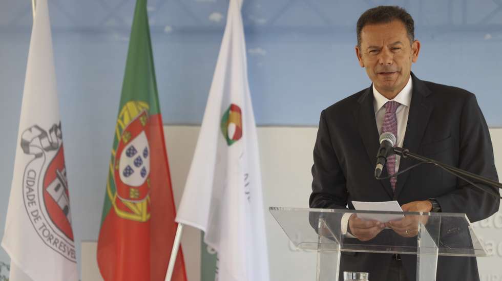 O primeiro-ministro, Luís Montenegro, usa da palavra na inauguração da primeira Unidade de Saúde Familiar Modelo C em São Pedro da Cadeira, Torres Vedras, 4 de agosto de 2026. TIAGO PETINGA/LUSA