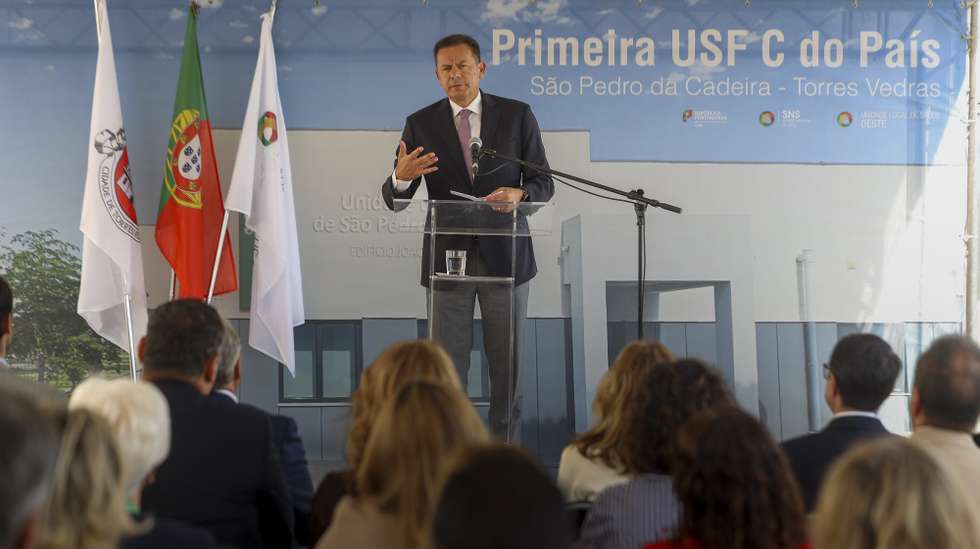 O primeiro-ministro, Luís Montenegro, usa da palavra na inauguração da primeira Unidade de Saúde Familiar Modelo C em São Pedro da Cadeira, Torres Vedras, 4 de agosto de 2026. TIAGO PETINGA/LUSA