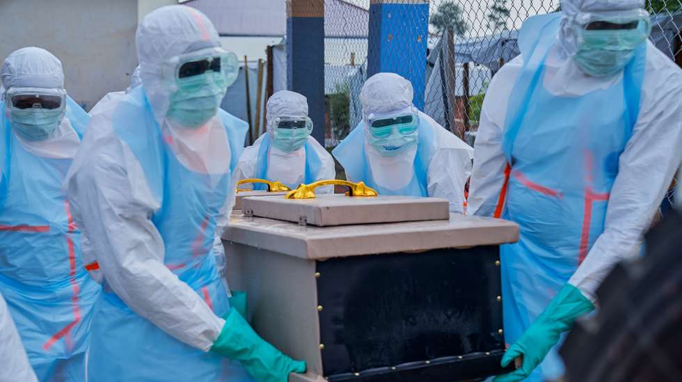 epaselect epa13127207 Staff lift a coffin into a vehicle at the Ebola treatment center of the General Hospital in Bunia, Ituri province, Democratic Republic of Congo, 22 July 2026. According to the World Health Organization (WHO), the province of Ituri remains the epicenter of the Bundibugyo variant of the Ebola virus, reaching almost 1000 deaths.  EPA/DIEUDONNE DIROLE