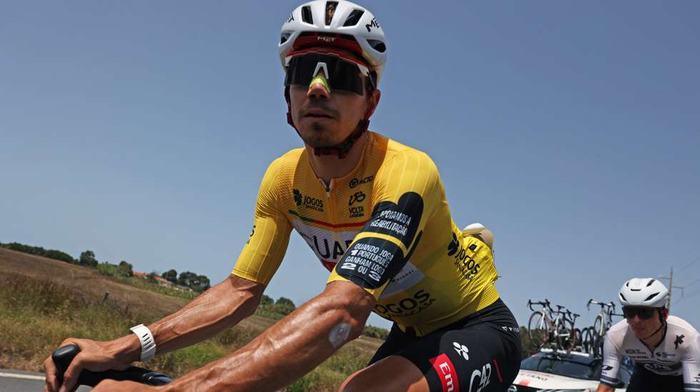 Portuguese rider Rui Oliveira of UAE Team Emirates - XRG, leader of overall classification, returns to the peloton after a gear problem during the second stage of the 87th Portugal Cycling Tour cycling over 180,4 km, from Sines to Albufeira, 07 August 2026. NUNO VEIGA/LUSA