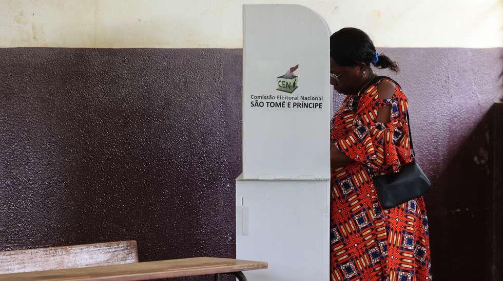 Uma eleitora exerce o seu direito de voto para as eleições presidenciais numa secção de voto numa escola, São Tomé, 19 de julho de 2026. NUNO VEIGA/LUSA