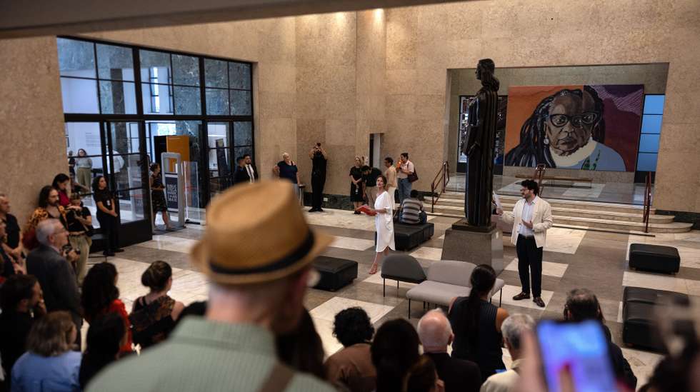 epa12910180 People watch a performance during a ceremony to unveil the restored statue of Miguel de Cervantes at the Mario de Andrade Public Library in Sao Paulo, Brazil, 23 April 2026. The monument, commissioned by the Spanish community, was created by Brazilian sculptor Raphael Galvez and originally inaugurated in 1947.  EPA/ISAAC FONTANA