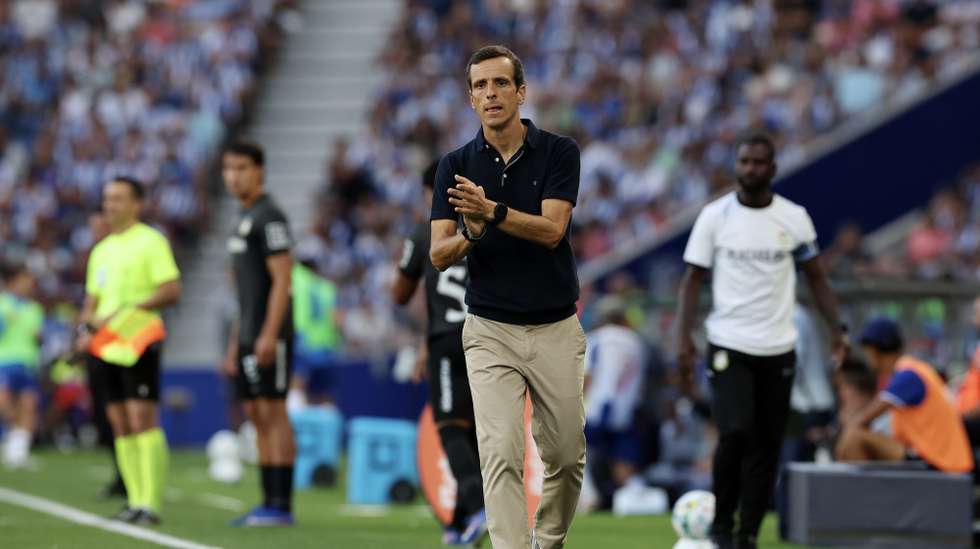 Alverca's head coach Sergio Ferreira during the Portuguese First League soccer match against FC Porto held at Dragao stadium, in Porto, Portugal, 09 August 2026. ESTELA SILVA/LUSA