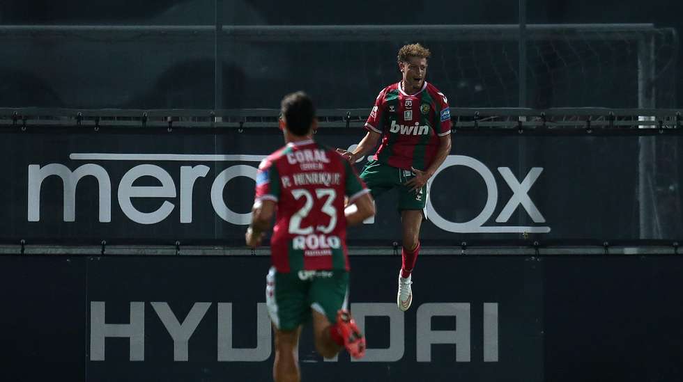 O jogador do Marítimo, Simo (D), festeja após marcar o 1-1 contra o Famalicão, durante o jogo da Primeira Liga de Futebol disputado no Estádio Municipal de Famalicão, 16 de agosto de 2026. MANUEL FERNANDO ARAÚJO/LUSA