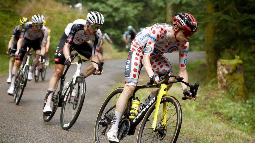 epaselect epa13119234 Polka Dot Jersey best climber Danish cyclist Jonas Vingegaard (R) of Team Visma | Lease a Bike in action during Stage 14 of the Tour de France, a 155.3 km route from Mulhouse to Le Markstein Fellering, France, 18 July 2026.  EPA/YOAN VALAT