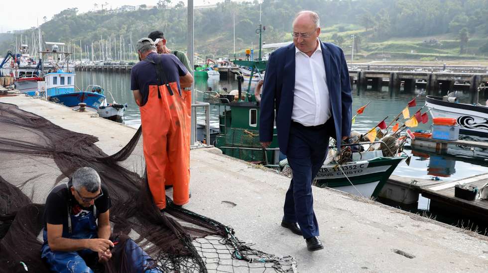 O ministro da Agricultura e do Mar, José Manuel Fernandes (D), durante a visita ao porto de abrigo da Nazaré, 19 de agosto de 2026. PAULO CUNHA/LUSA