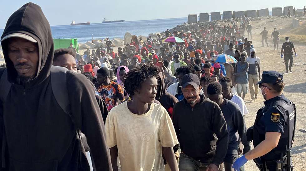epaselect epa13179931 Migrants from the Trampolin beach are transferred to a shelter in Ceuta, Spain, 20 August 2026. The Spanish government is providing temporary shelter for 1,800 migrants sleeping rough on Trampolin Beach and in the Loma Colmenar area of Ceuta, and plans to gradually expand these facilities.  EPA/REDUAN