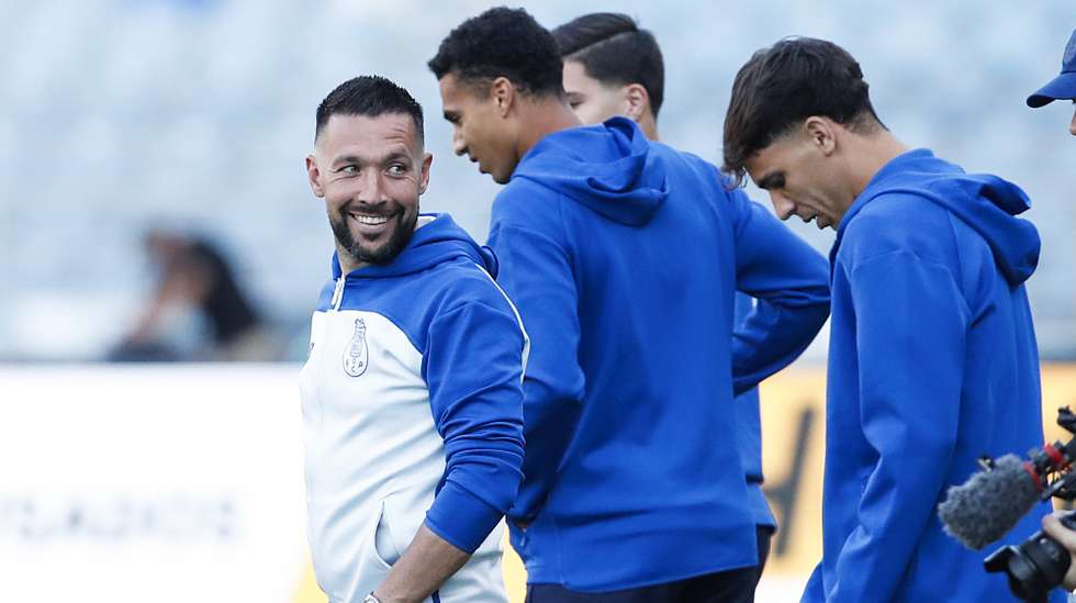 O treinador do FC Porto, Francesco Farioli, durante um passeio no relvado com os seus jogadores na antevisão do jogo de futebol com o Torreense para Supertaça Cândido de Oliveira, no Estádio Cidade de Coimbra, 31 de julho de 2026. PAULO CUNHA/LUSA