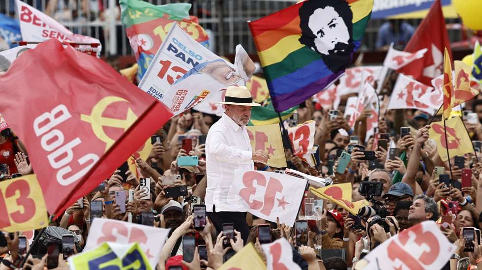 epa13185397 Brazilian President Luiz Inacio Lula da Silva delivers a speech during a rally at Moca Bonita de Bangu stadium in Rio de Janeiro, Brazil, 22 August 2026. Brazil holds general elections on 04 October 2026 to elect the president, vice president, members of the National Congress, and governors, with Lula aspiring to a fourth term in office.  EPA/Andre Coelho