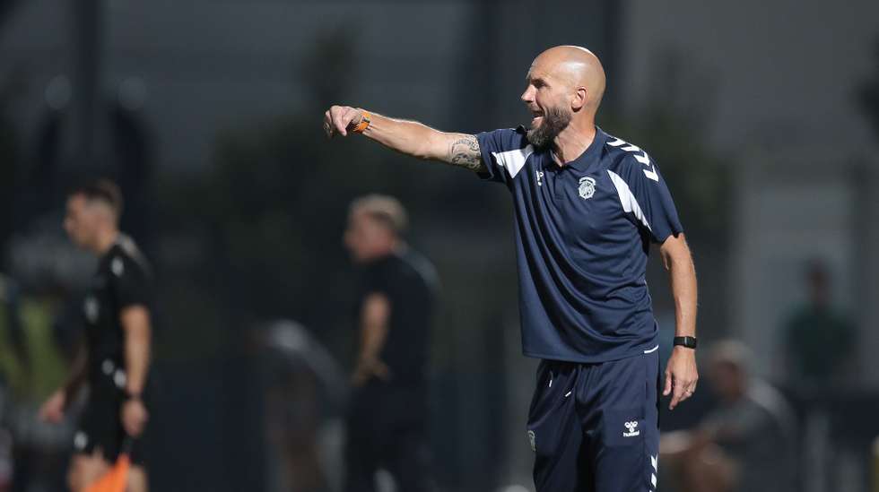 O treinador do Marítimo, Mitchell Van Der Gaag, gesticula durante o jogo da Primeira Liga de Futebol contra o Famalicão disputado no Estádio Municipal de Famalicão, 16 de agosto de 2026. MANUEL FERNANDO ARAÚJO/LUSA