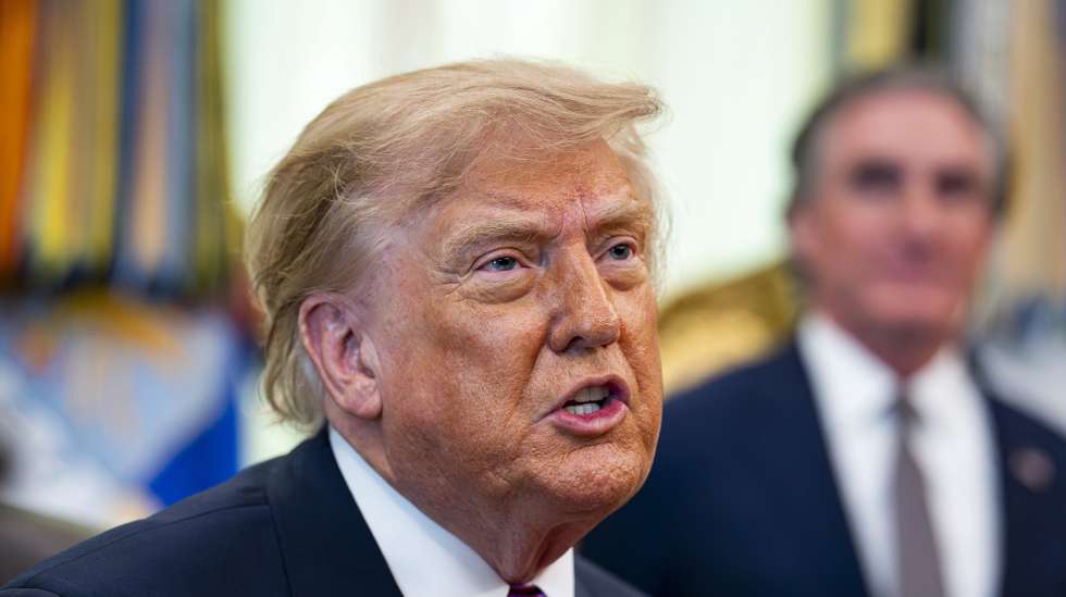 epa13195221 US President Donald Trump speaks to members of the media following signing an executive order to rename Lake Ontario as Lake America, amid a recent trade war, in the Oval Office of the White House in Washington, DC, USA, 27 August 2026.  EPA/AL DRAGO / POOL