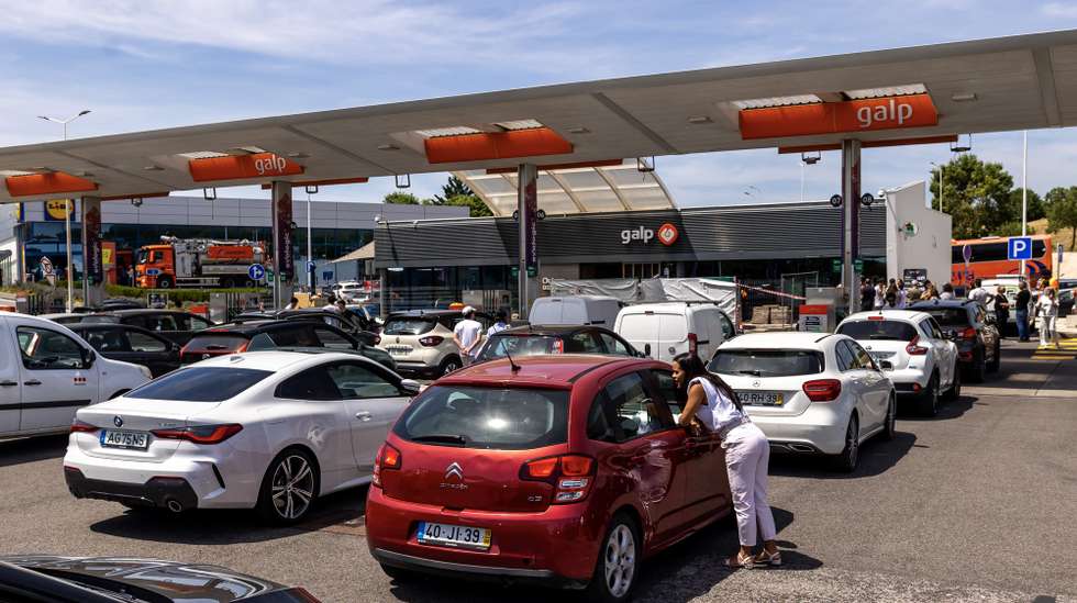 epa12060567 Drivers wait in line to fill up their vehicles with fuel at the service station on the A5 highway due to the blackout affecting Spain and Portugal, in Lisbon, Portugal, 28 April 2025. A massive blackout has hit large parts of Spain and spread to neighbouring Portugal and France, disrupting transport systems, internet connections and daily life, according to authorities. The exact cause of the blackout is unknown.  EPA/JOSE SENA GOULAO