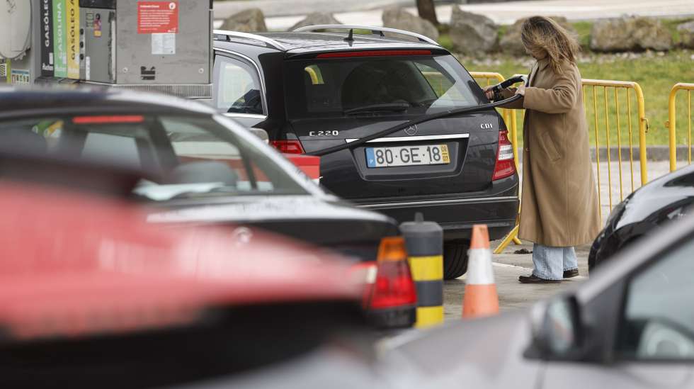 Uma automobilista abastece a sua viatura num posto de combustíveis, em virtude do esperado aumento dos combustíveis, em Alfragide, Amadora, 06 de março de 2026. Os preços dos combustíveis em Portugal deverão aumentar na próxima semana, num contexto de tensão no Médio Oriente, com o gasóleo simples a subir cerca de 25 cêntimos por litro e a gasolina sete cêntimos, segundo fonte do mercado.ANTÓNIO PEDRO SANTOS/LUSA
