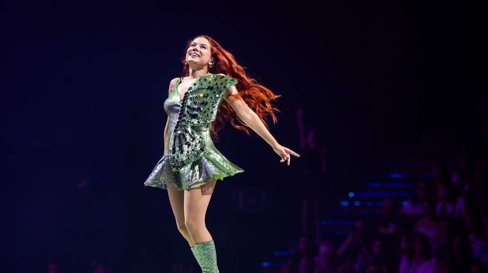 A cantora portuguesa Bárbara Tinoco, durante o seu concerto esgotado na Meo Arena, em Lisboa, 12 de outubro de 2024. JOSÉ SENA GOULÃO/LUSA