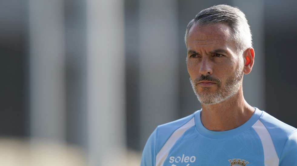 epa13179120 SC Braga's head coach Carlos Vicens attends a training session in Braga, Portugal, 19 August 2026. Sporting de Braga will play against Rapid Wien during the UEFA Conference League Play-off 1st leg soccer match in Braga on 20 August.  EPA/HUGO DELGADO