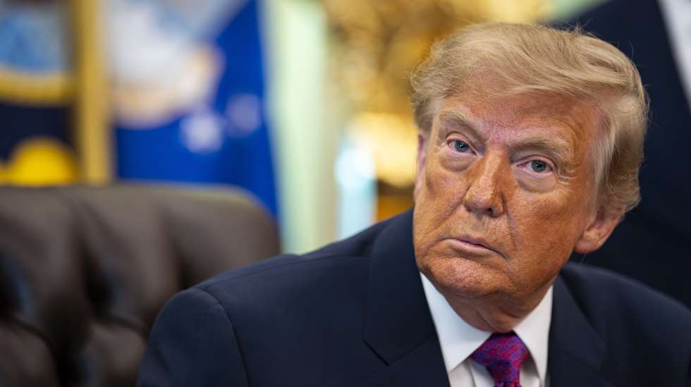 epa13195112 US President Donald Trump listens prior to signing an executive order to rename Lake Ontario as Lake America, amid a recent trade war, in the Oval Office of the White House in Washington, DC, USA, 27 August 2026.  EPA/AL DRAGO / POOL