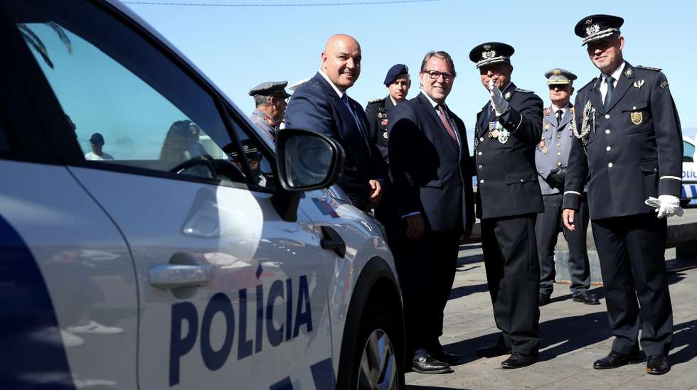 O ministro da Administração Interna, Luís Neves (C-E), acompanhado pelo diretor Nacional da Polícia de Segurança Pública (PSP), Miguel Carrilho (D), e pelo comandante Regional da PSP Madeira, Ricardo Matos (C-D), durante as comemorações dos 148 anos do Comando Regional da PSP Madeira, em Câmara de Lobos, ilha da Madeira, 01 de setembro de 2026. HOMEM DE GOUVEIA/LUSA