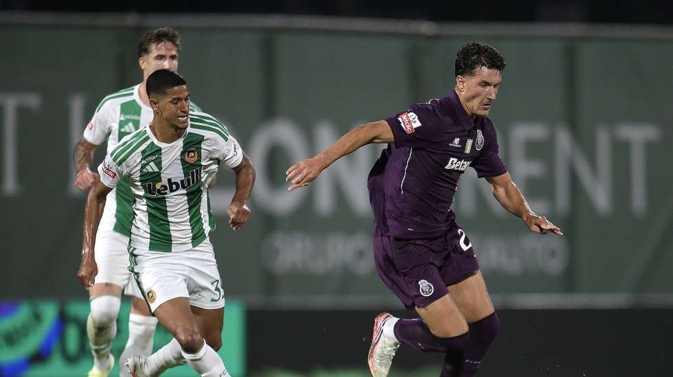Rio Ave player Gustavo Mancha (L) in action against FC Porto player Deniz Gül (R) during the Portuguese First League soccer match held at Arcos stadium in Vila do Conde, Portugal, 15 August 2026. MANUEL FERNANDO ARAÚJO/LUSA
