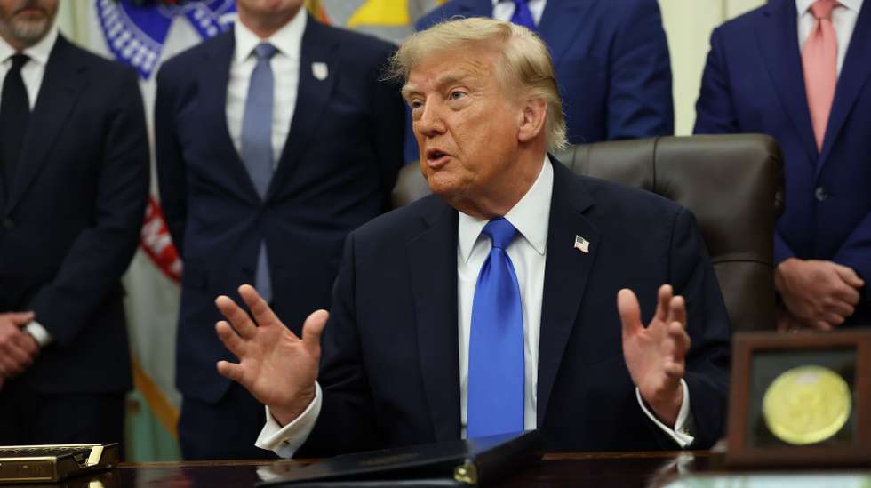 epa13207646 President Donald Trump meets with major travel company executives in the Oval Office at the White House in Washington, DC, USA, 02 September 2026.  Executives from American Airlines, Marriott, MGM Resorts, and Carnival are meeting with the President after the industry saw a boost from the World Cup despite international arrivals falling 5.5 percent in 2025 due to a number ​of factors including ​lengthy ⁠visa interview wait times, stricter immigration policies, tariffs, and ⁠US ​travel restrictions for ​some countries.  EPA/Samuel Corum / POOL