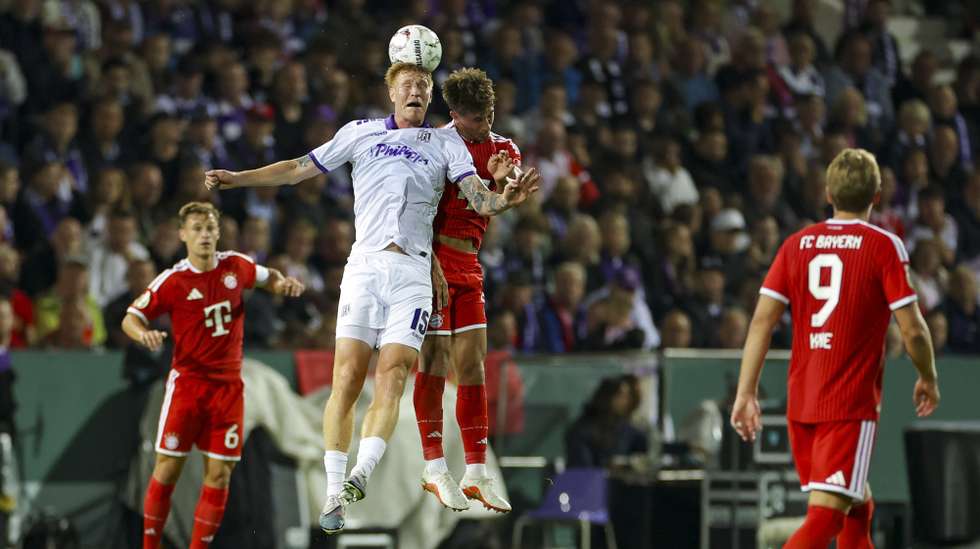 epa13207709 Bjarke Jacobsen of Osnabrueck (L) in action against Tom Bischof of Bayern Munich (R) during the German DFB Cup first round soccer match between VfL Osnabrueck and Bayern Munich in Osnabrueck, Germany, 02 September 2026.  EPA/CHRISTOPHER NEUNDORF CONDITIONS - ATTENTION: The DFB regulations prohibit any use of photographs as image sequences and/or quasi-video.