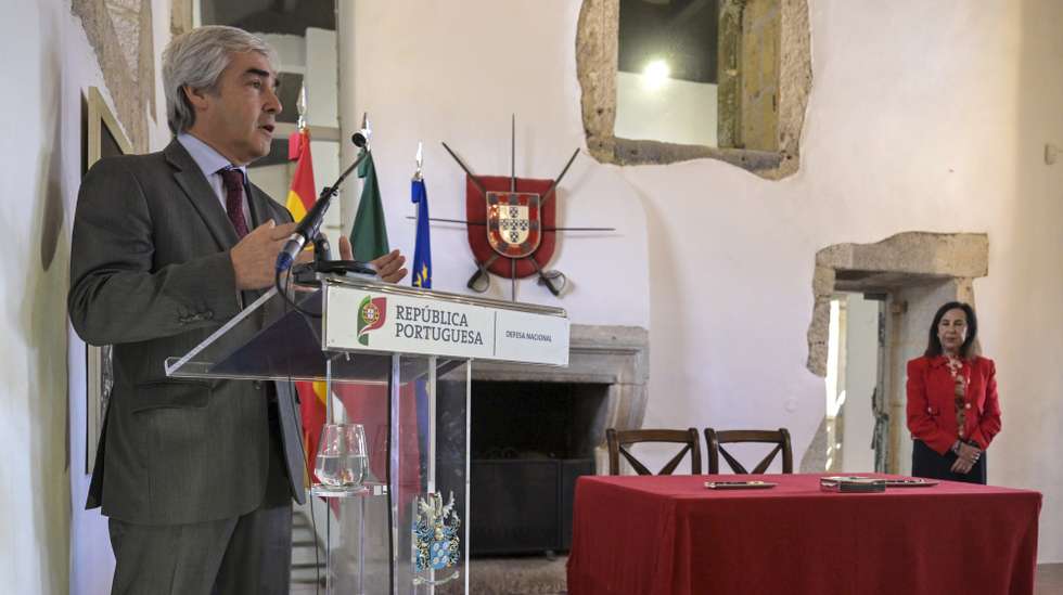 O ministro da Defesa Nacional, Nuno Melo (E), e a ministra da Defesa de Espanha, Margarita Robles Fernández (D), durante a cerimónia de assinatura do Memorando de Entendimento entre os dois ministérios para aquisição de 75 viaturas táticas ligeiras blindadas VAMTAC, no âmbito do instrumento de Ação para a Segurança da Europa (SAFE), que decorreu no Forte de São João Baptista da Foz, no Porto, 27 de agosto de 2026. FERNANDO VELUDO/LUSA